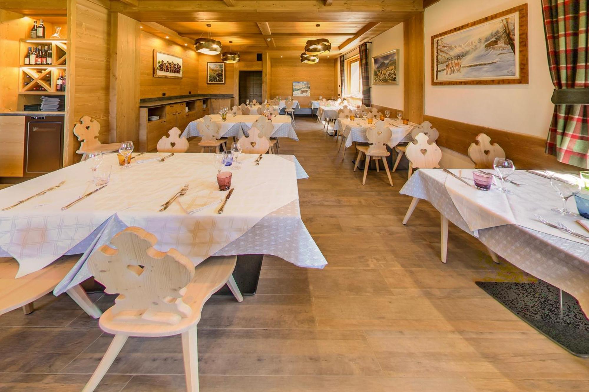 ホテル Rifugio Flora Alpina パッソ・サン・ペッレグリーノ エクステリア 写真