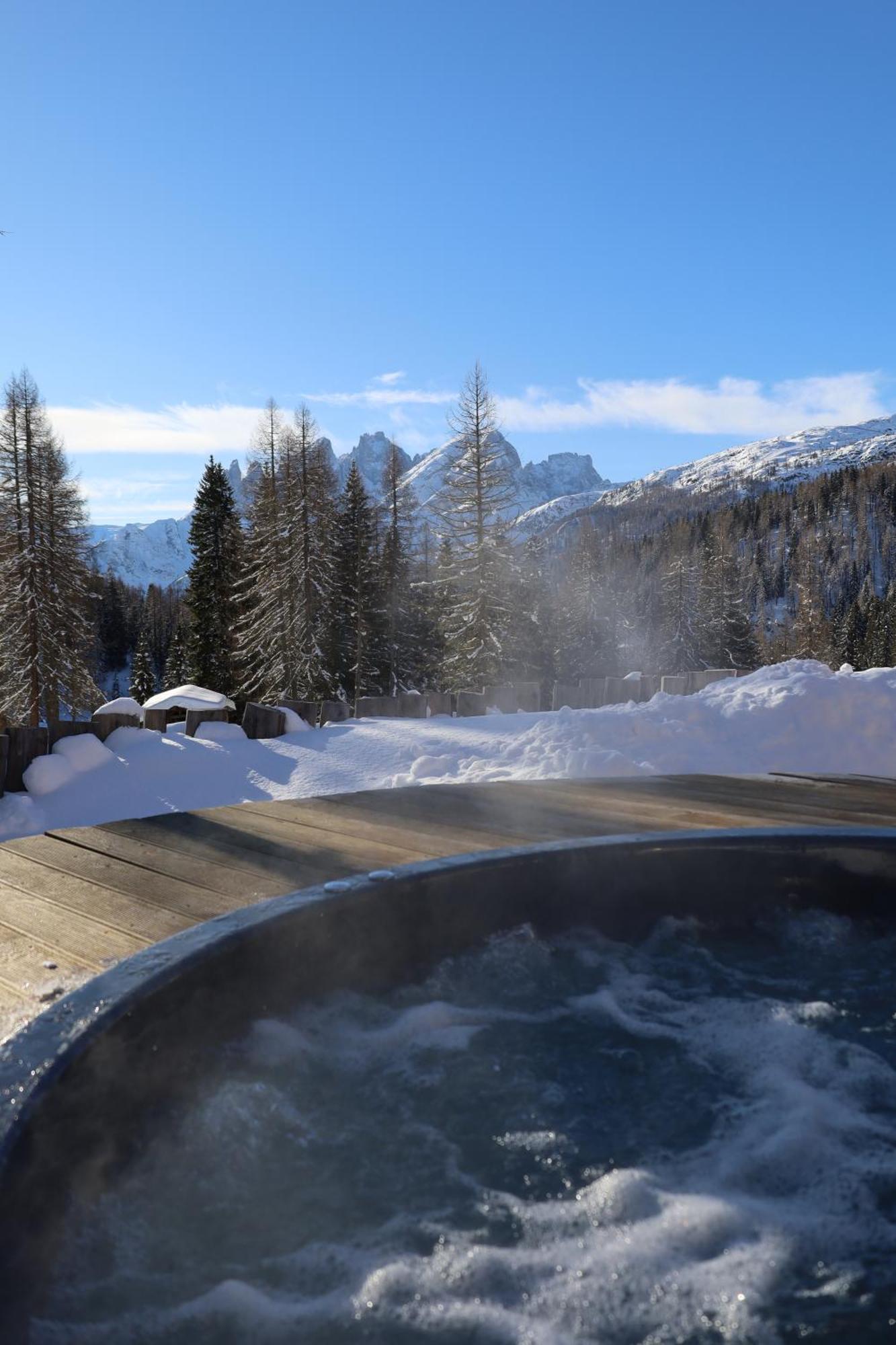 ホテル Rifugio Flora Alpina パッソ・サン・ペッレグリーノ エクステリア 写真