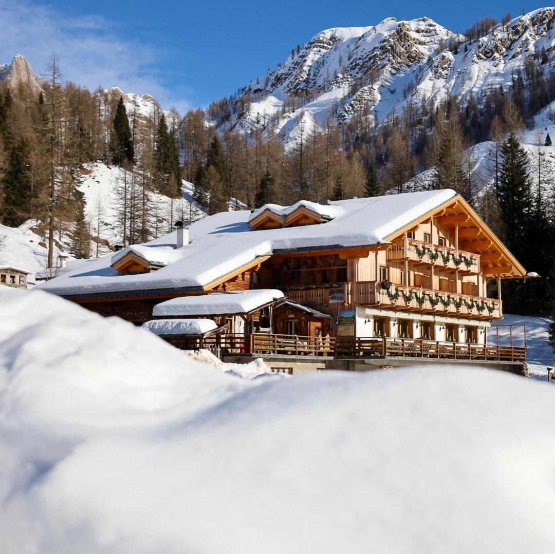 ホテル Rifugio Flora Alpina パッソ・サン・ペッレグリーノ エクステリア 写真