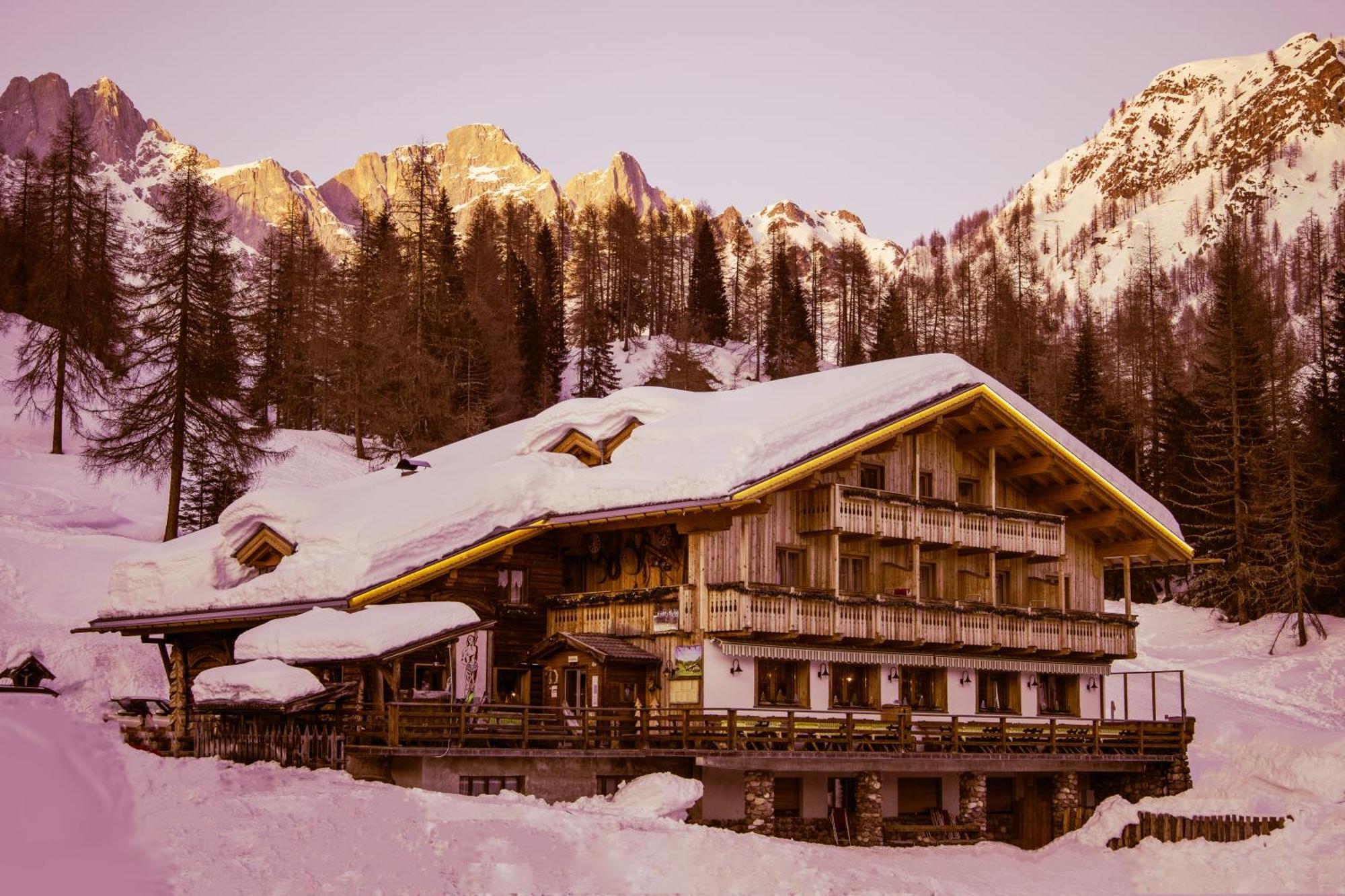 ホテル Rifugio Flora Alpina パッソ・サン・ペッレグリーノ エクステリア 写真