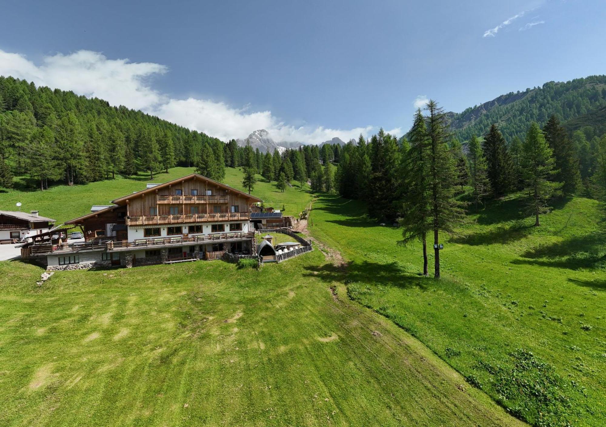 ホテル Rifugio Flora Alpina パッソ・サン・ペッレグリーノ エクステリア 写真